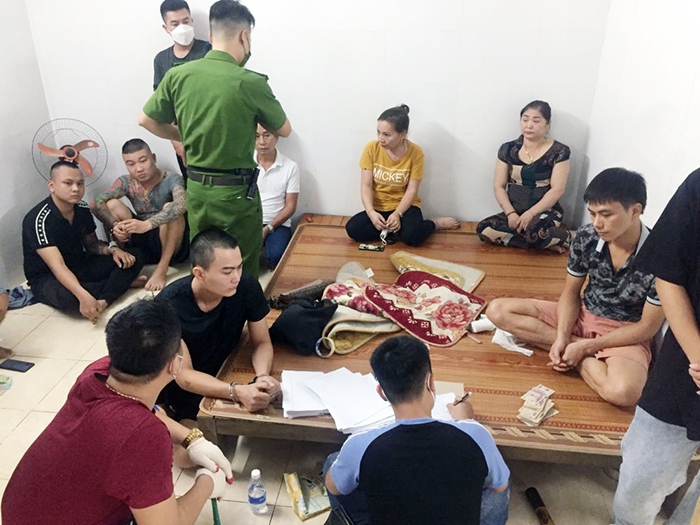 Lực lượng Công an đột kích bắt quả tang các đối tượng đánh bạc tại trại gà của Nguyễn Văn Đồng, thuộc xóm 6, xã Tràng Sơn, huyện Đô Lương